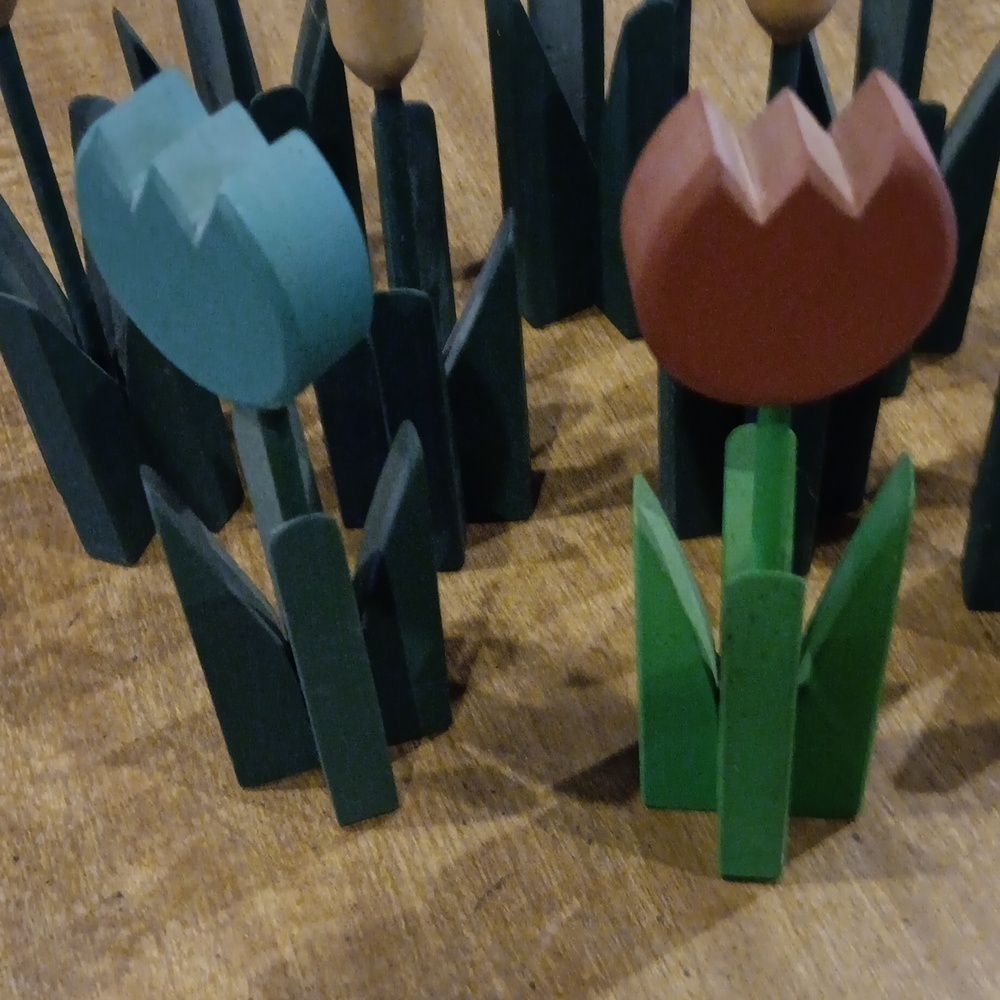 Wooden cattails and tulips - Picture 3 of 5